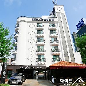 White Tourist Hotel